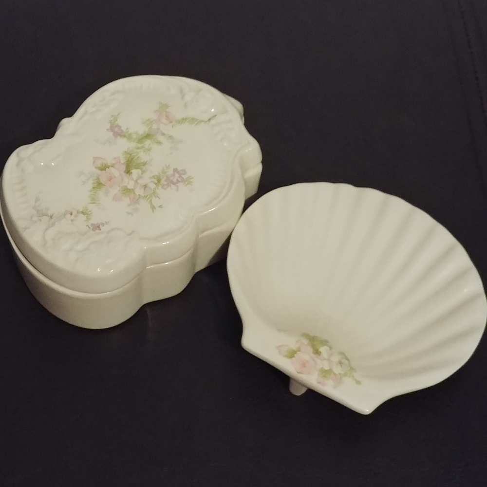 Vintage style soap dish and small box